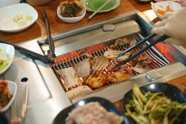 Kore usulü barbekü ya da ızgara.