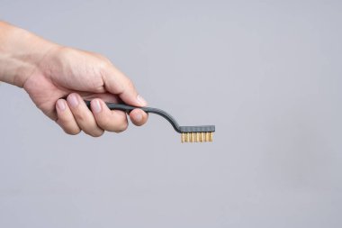 Plastik saplı küçük pirinç fırçayla el ele tutuşmak