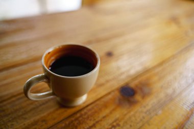 Bir fincan koyu kahve veya espresso.