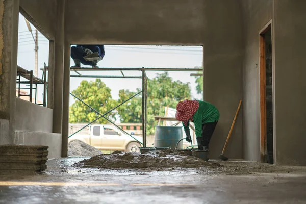 Asiatisk arbetskraft som arbetar med betongcement — Stockfoto