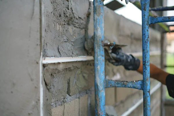 Arbetstagare byggarbetsvägg och Upvc spår linje med gips cem — Stockfoto