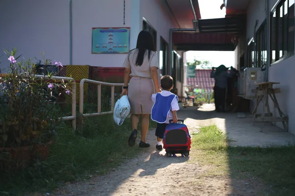 Profesora tailandesa envió a su hijo a la escuela — Foto de Stock