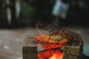 Izgara karides, karides barbeküsü Asya kömür ocağının üstünde.