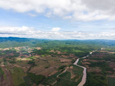 Dağın yanındaki boş ekin tarlası