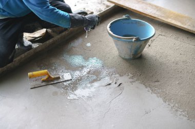 Beton çimentoyla çalışan Asyalı işçi.