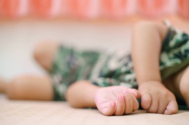Asyalı çocuk yaklaşık 1 yıl 11 aylık Asyalı bebek uyuyor.