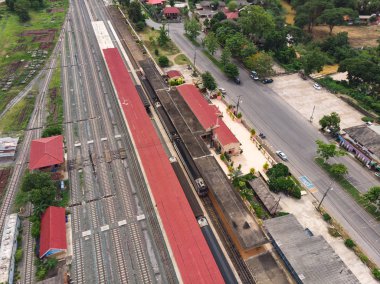 Dizel lokomotifli Tayland tren istasyonu