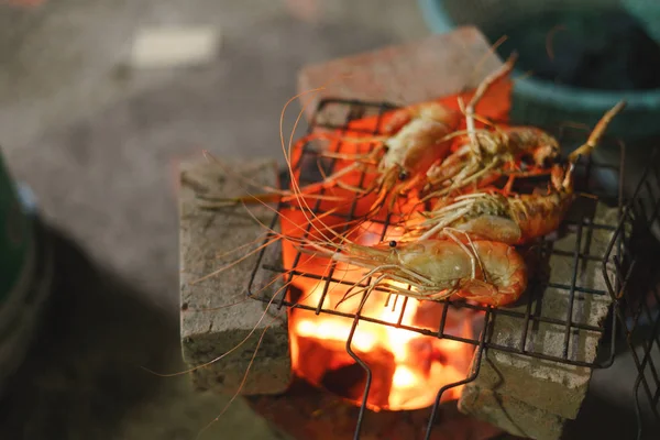 Gegrilde garnalen, garnalen barbecue boven Aziatische houtskool kachel — Stockfoto