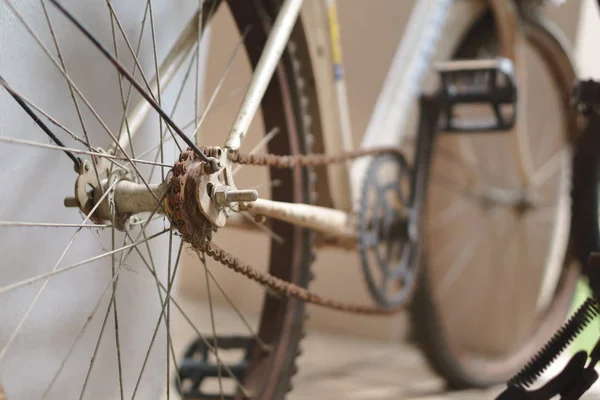 Rusty vieja bicicleta —  Fotos de Stock