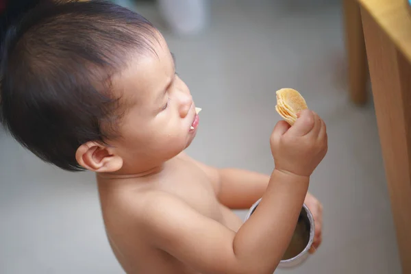 Ásia bebê comer frito batata chip — Fotografia de Stock