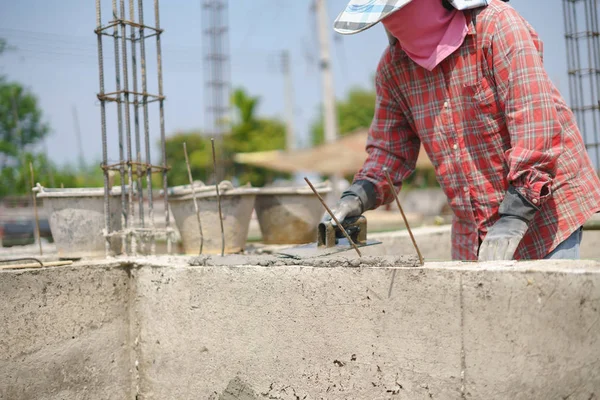 Arbetstagarvägg med betongcement — Stockfoto