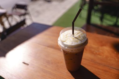 Plastik bardak buzlu latte kahve.