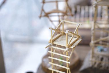 Tahta çubuktan yapılmış küçük bir yapı.