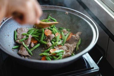 Kızarmış çalı fasulyesi pişirmek.