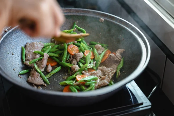 Koken roer gefrituurde snijbonen groenten — Stockfoto