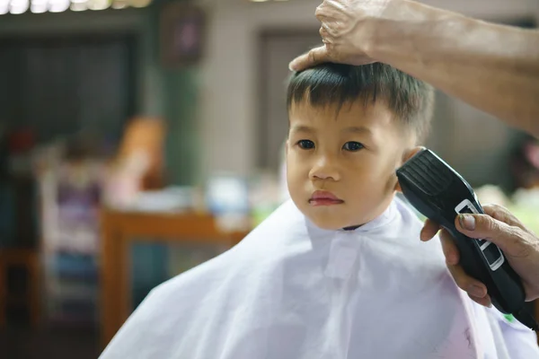 Азиатский мальчик, стриженный парикмахером — стоковое фото