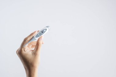 Sağlıklı insan vücuduna sahip elektronik dijital termometre.