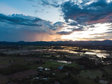 Gün batımında kara fırtına bulutlarından yağmur yağıyor.