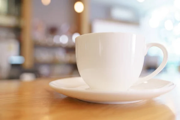 Чашка кофе с латте арт-шаблоном молочной пены — стоковое фото