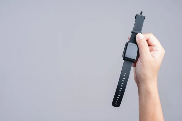 Reloj inteligente moderno de mano con monitor de frecuencia de pulso —  Fotos de Stock