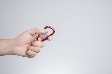 Karabina, tırmanma kancası ya da klips takımı.