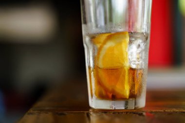 Buzlu, soğuk, portakallı kahve.