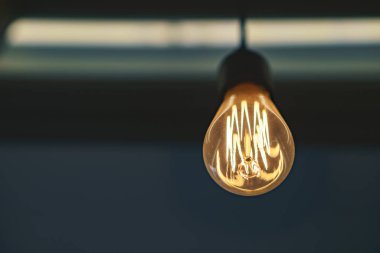 Eski tarz modern ampul.