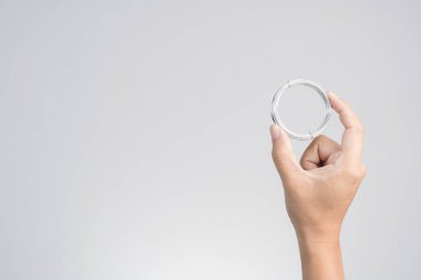 Küçük metal tellerden oluşan el ele tutuşmalar.