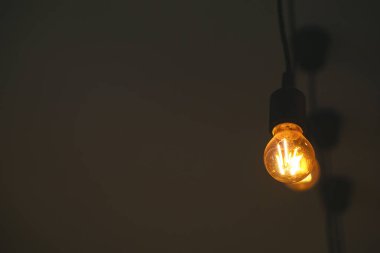 Eski tarz modern ampul.