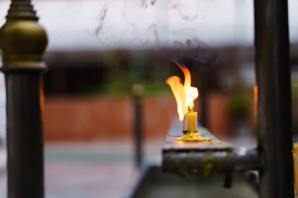 Tradición budista para iluminar una vela para orar —  Fotos de Stock