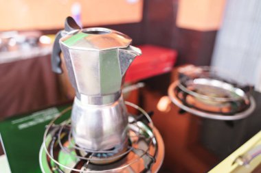 Çelik espresso makinesi ya da moka demliği.