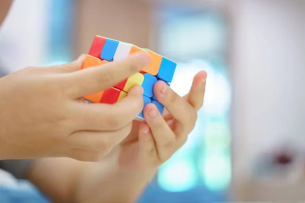 Kubus rubik bermain tangan Stok Lukisan  