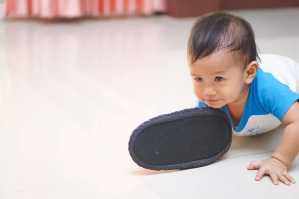 10 Mois Bebe Asiatique Rampant Sur Le Sol Mignon Atteindre Stock Photo 10 Mois Bebe Asiatique Rampant Sur Le Sol Mignon Atteindre Stock Photo