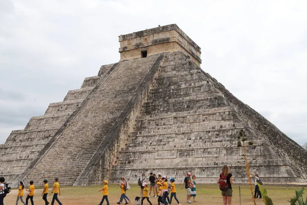 Chichen Itza, Tüylü yılan piramit. Yedinci mucize dünyanın en yüksek piramit.