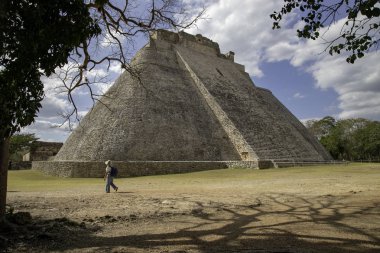 Piramit sihirbazın Uxmal şehir veya piramit cüce. Antik Maya şehirde iki yüksek piramitleri, Sihirbazı'nın ikinci en yüksek piramit vardır