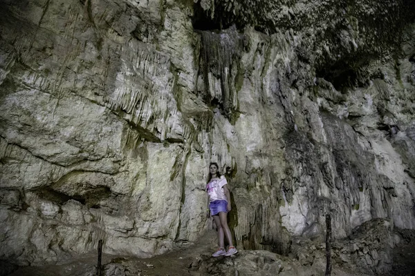 Modello Cenote Scuro Vicino Alle Arti Naturali — Foto Stock