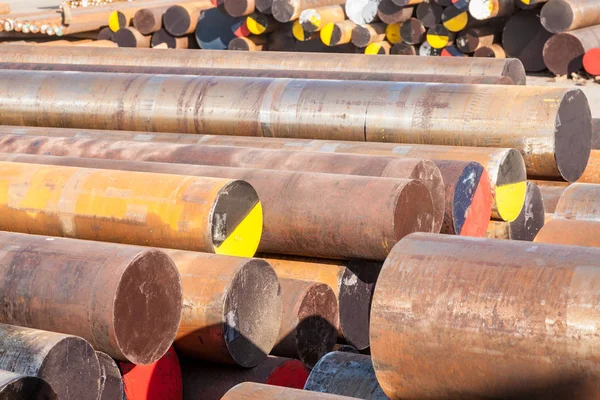 Armazenamento de pilha de tubos de aço enferrujado — Fotografia de Stock
