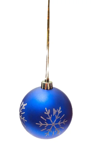 Schöne blaue Weihnachtskugel isoliert auf weißem Hintergrund — Stockfoto