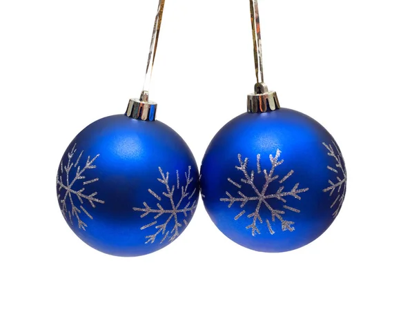 Deux belles boules de Noël bleues isolées sur fond blanc — Photo