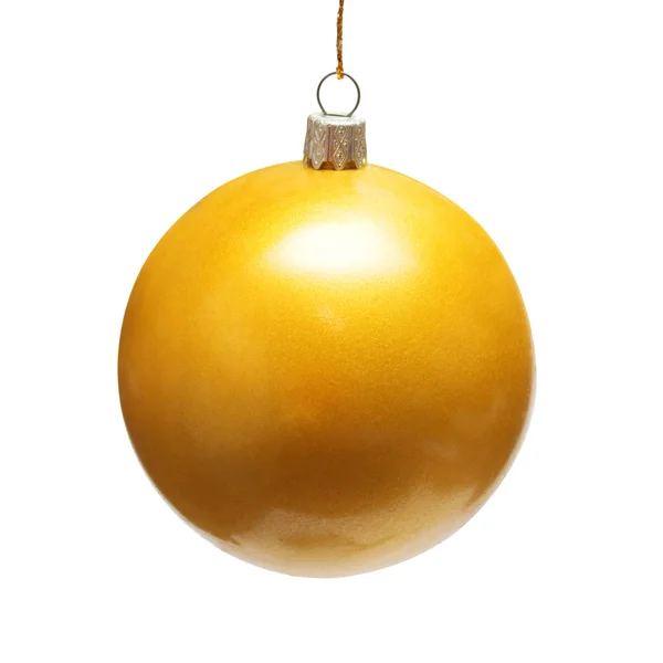 Goldene schöne Weihnachtskugel isoliert auf weißem Hintergrund — Stockfoto