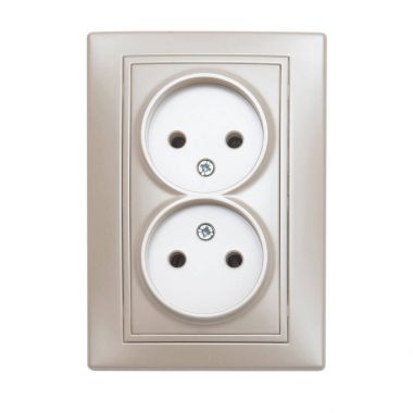 Çift elektrik prizine 