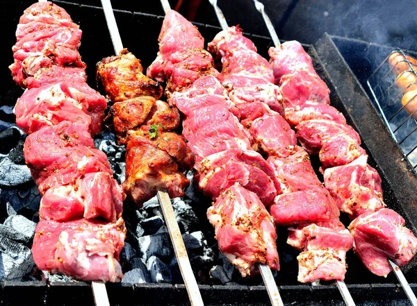 Tillagning av shish kebab — Stockfoto