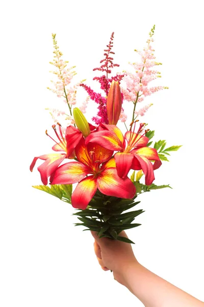 Flores de lirio y astilbe en un ramo de celebrar en la mano aislado o — Foto de Stock