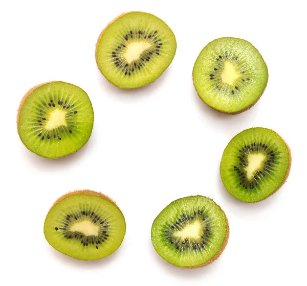 Beyaz arkaplanda yalıtılmış Kivi meyvesi