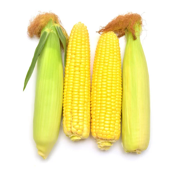 Кукуруза с кожей или без кожи изолированы на белом фоне. A c — стоковое фото