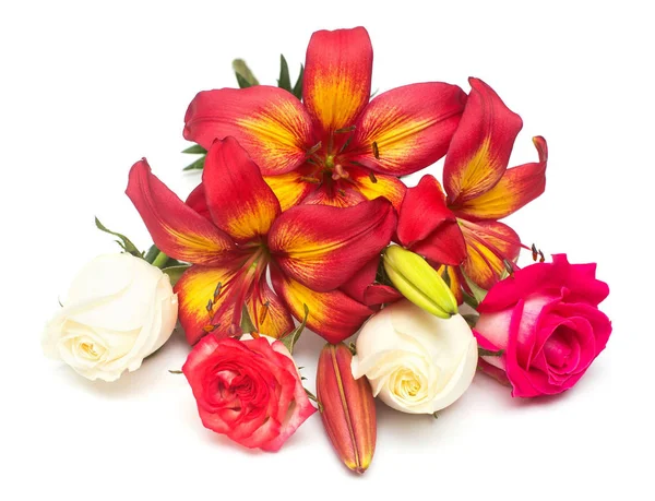 Цветы красная лилия в виде звезды и белая роза с бутонами — стоковое фото