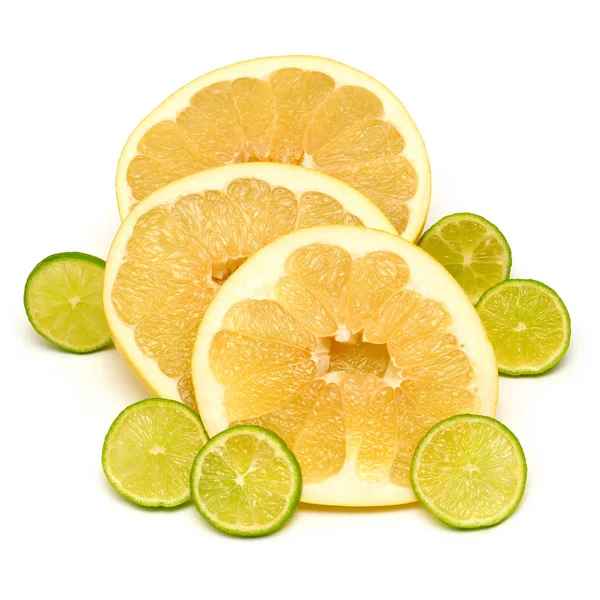 Plody citrus limetka a pomelo plátky izolovaných na bílém backgro — Stock fotografie
