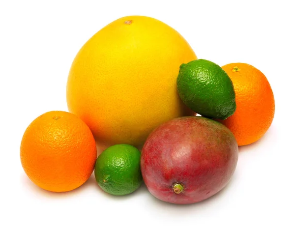 热带水果拼盘的石灰、 柚子、 芒果和石灰上孤立 图库照片
