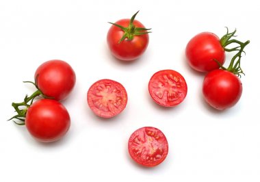 Domates toplama bütün ve dilimlenmiş izole üzerinde beyaz backgr