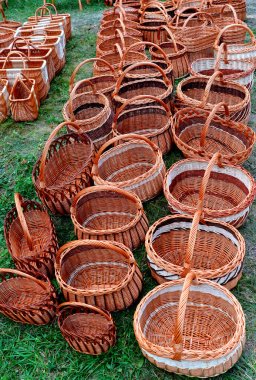 Birçok güzel hasır sepetleri semt pazarı